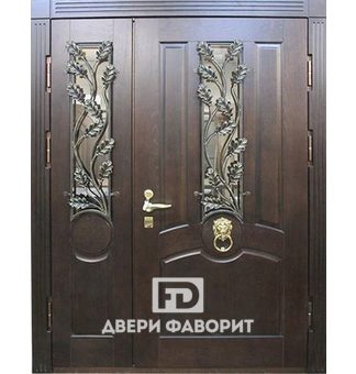 Парадная дверь с декоративной стучалкой